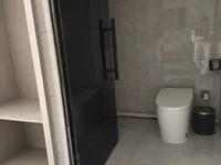 Санузел в номере гостиницы при поездке за зубами в Китай